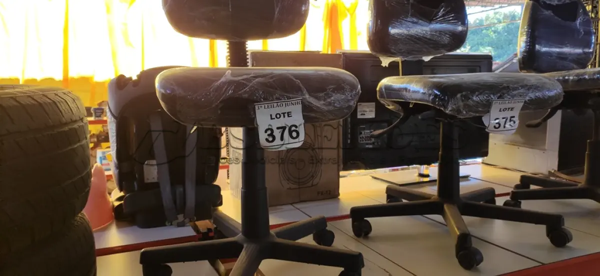 LOTE 376 - 01 CADEIRA PARA ESCRITÓRIO. (NO ESTADO) ATENÇÃO! FAZER A VISITAÇÃO ANTES DE ARREMATAR, NÃO SABEMOS SE FUNCIONA, LEILÃO NÃO TEM GARANTIA E NEM DEVOLUÇÃO, SUJEITO A POSSÍVEIS AVARIAS VISÍVEIS/OCULTAS E/OU AUSÊNCIA DE COMPONENTES.
