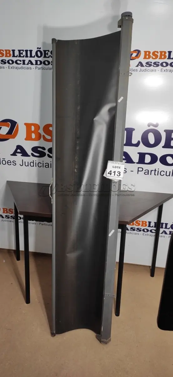 LOTE 413 - 01 TELA DE PROJEÇÃO. (NO ESTADO) ATENÇÃO! FAZER A VISITAÇÃO ANTES DE ARREMATAR, NÃO SABEMOS SE FUNCIONA, LEILÃO NÃO TEM GARANTIA E NEM DEVOLUÇÃO, SUJEITO A POSSÍVEIS AVARIAS VISÍVEIS/OCULTAS E/OU AUSÊNCIA DE COMPONENTES.