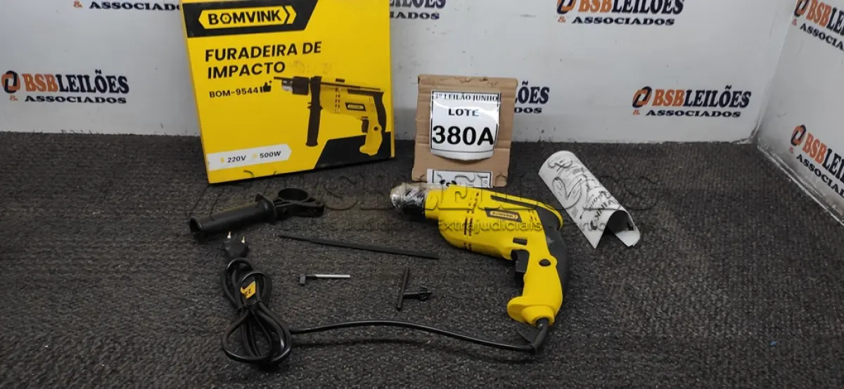 LOTE 380 - FURADEIRA DE IMPACTO 220V 500W ACESSÓRIOS RÉGUA DE POSICIONAMENTO CHAVE E ALÇA . (NO ESTADO) ATENÇÃO! FAZER A VISITAÇÃO ANTES DE ARREMATAR, NÃO SABEMOS SE FUNCIONA, LEILÃO NÃO TEM GARANTIA E NEM DEVOLUÇÃO, SUJEITO A POSSÍVEIS AVARIAS VISÍVEIS/OCULTAS E/OU AUSÊNCIA DE COMPONENTES.