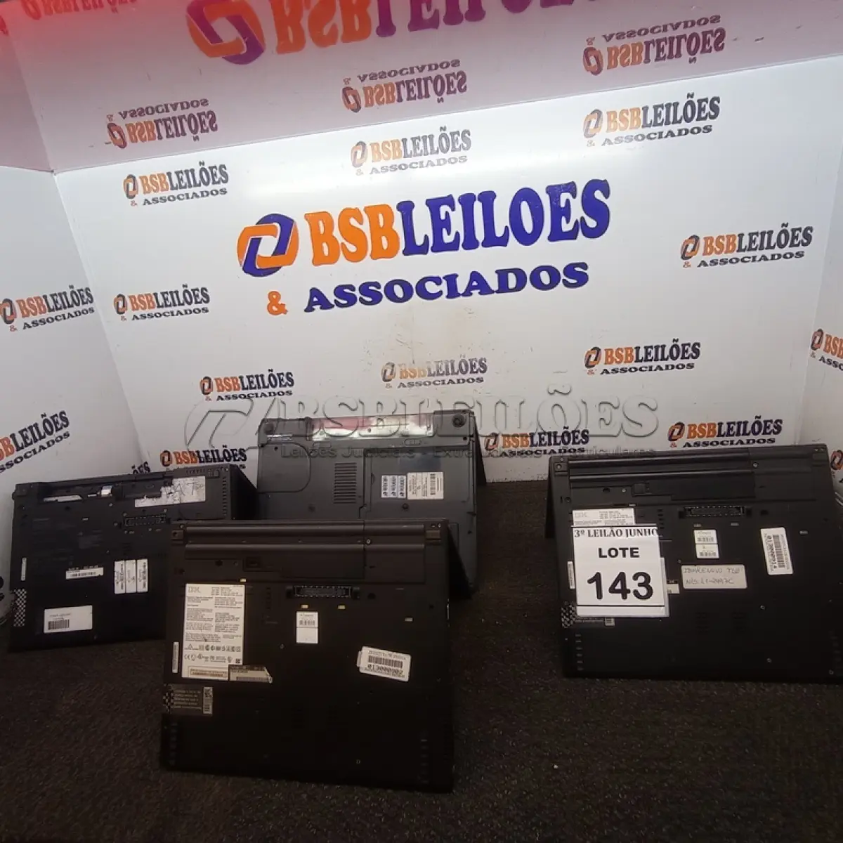 LOTE 143 - 03 NOTEBOOKS MARCA IBM E 01 NOTEBOOK MARCA ITAUTEC. (NO ESTADO) ATENÇÃO! FAZER A VISITAÇÃO ANTES DE ARREMATAR, NÃO SABEMOS SE FUNCIONA, LEILÃO NÃO TEM GARANTIA E NEM DEVOLUÇÃO, SUJEITO A POSSÍVEIS AVARIAS VISÍVEIS/OCULTAS E/OU AUSÊNCIA DE COMPONENTES.