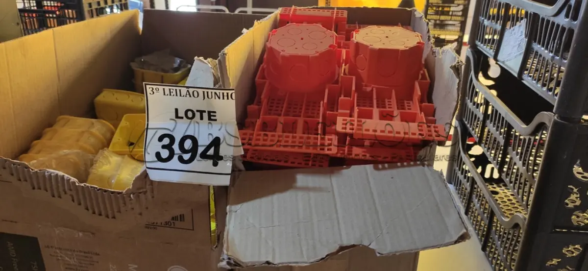 LOTE 394 - 01 LOTE COM GRANDE QUANTIDADE DE CAIXAS PARA TOMADAS. (NO ESTADO) ATENÇÃO! FAZER A VISITAÇÃO ANTES DE ARREMATAR, NÃO SABEMOS SE FUNCIONA. LEILÃO NÃO TEM GARANTIA E NEM DEVOLUÇÃO, SUJEITO A POSSÍVEIS AVARIAS VISÍVEIS/OCULTAS E/OU AUSÊNCIA DE COMPONENTES.