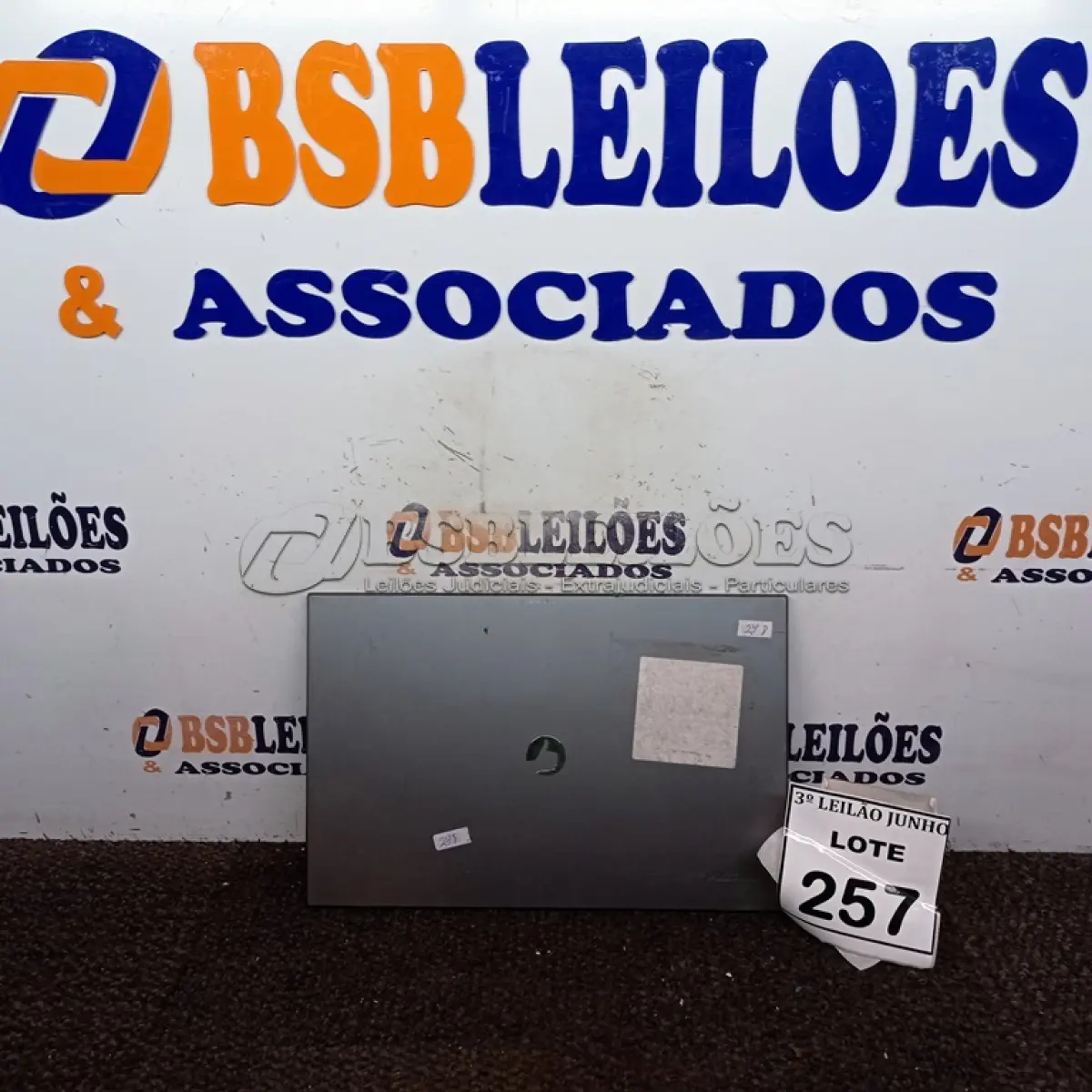 LOTE 257 - 01 NOTEBOOK MARCA POSITIVO. (NO ESTADO) ATENÇÃO! FAZER A VISITAÇÃO ANTES DE ARREMATAR, NÃO SABEMOS SE FUNCIONA, LEILÃO NÃO TEM GARANTIA E NEM DEVOLUÇÃO, SUJEITO A POSSÍVEIS AVARIAS VISÍVEIS/OCULTAS E/OU AUSÊNCIA DE COMPONENTES.