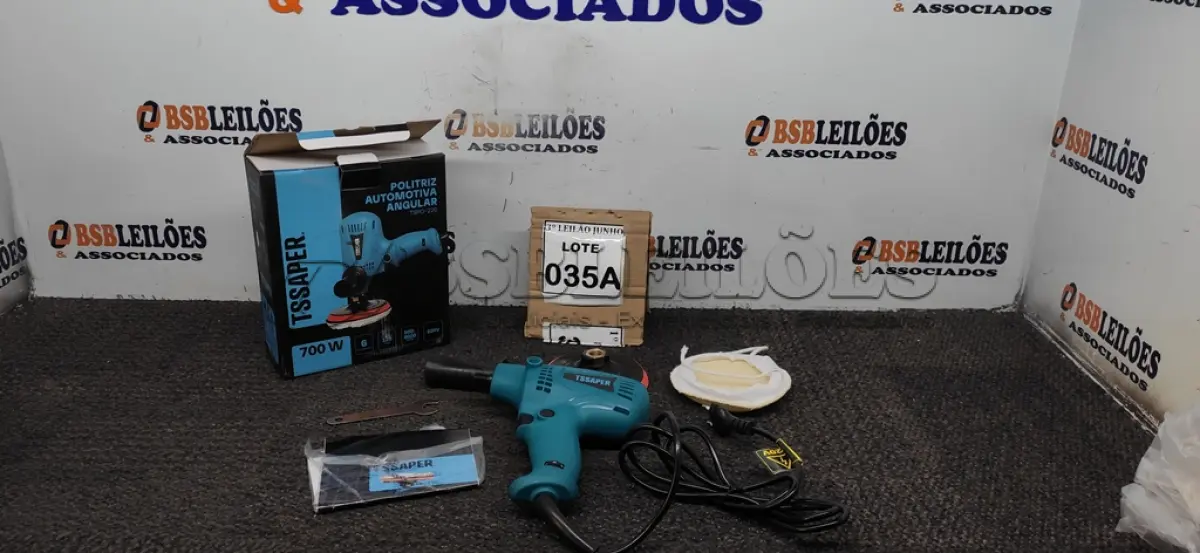 LOTE 035 - POLITRIZ AUTOMOTIVA ANGULAR  700W 6VELOCIDADES 600-4000RPM 220V COM PUNHO, CHAVE, DISCO E BOINA DE LÃ. (NO ESTADO) ATENÇÃO! FAZER A VISITAÇÃO ANTES DE ARREMATAR, NÃO SABEMOS SE FUNCIONA, LEILÃO NÃO TEM GARANTIA E NEM DEVOLUÇÃO, SUJEITO A POSSÍVEIS AVARIAS VISÍVEIS/OCULTAS E/OU AUSÊNCIA DE COMPONENTES. 
