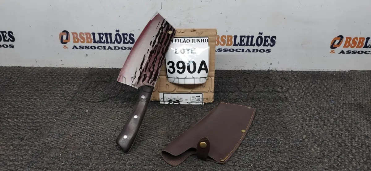 LOTE 390 - CUTELO  IMPORTADA AÇO INOXIDÁVEL CABO EM MADEIRA  FULL TANG BAINHA DE NAPA  TAMANHO TOTAL 30CM PESO 318G JÁ AFIADA. (NO ESTADO) ATENÇÃO! FAZER A VISITAÇÃO ANTES DE ARREMATAR, NÃO SABEMOS SE FUNCIONA, LEILÃO NÃO TEM GARANTIA E NEM DEVOLUÇÃO, SUJEITO A POSSÍVEIS AVARIAS VISÍVEIS/OCULTAS E/OU AUSÊNCIA DE COMPONENTES. 