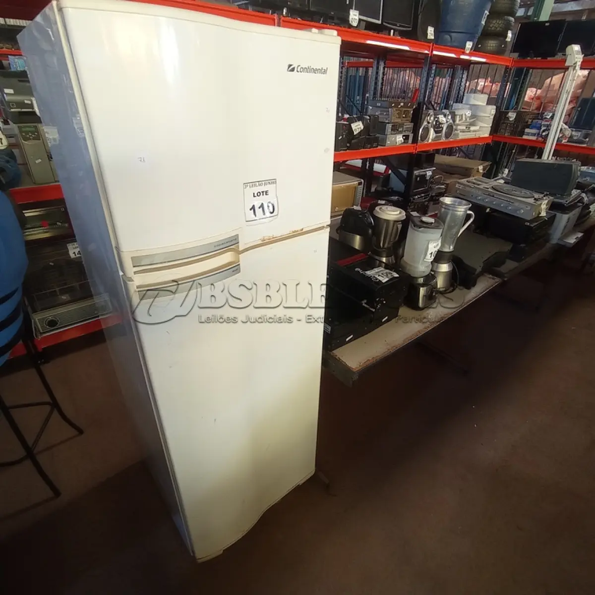 LOTE 110 - 01 GELADEIRA 220W MARCA CONTINENTAL. (NO ESTADO) ATENÇÃO! FAZER A VISITAÇÃO ANTES DE ARREMATAR, NÃO SABEMOS SE FUNCIONA, LEILÃO NÃO TEM GARANTIA E NEM DEVOLUÇÃO, SUJEITO A POSSÍVEIS AVARIAS VISÍVEIS/OCULTAS E/OU AUSÊNCIA DE COMPONENTES.