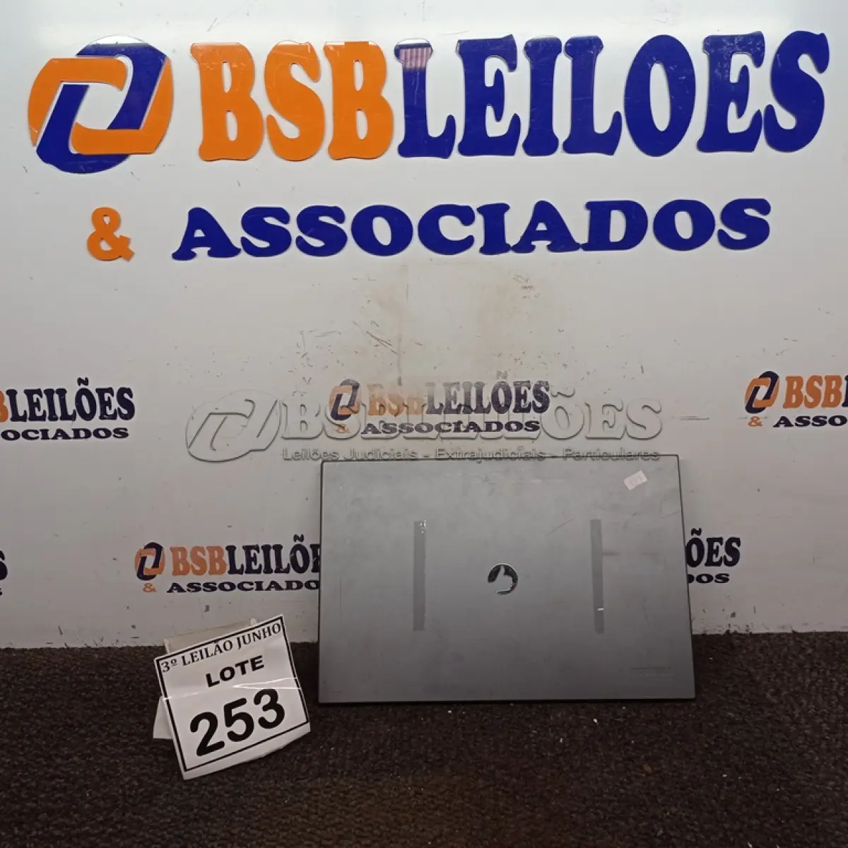 LOTE 253 - 01 NOTEBOOK MARCA POSITIVO. (NO ESTADO) ATENÇÃO! FAZER A VISITAÇÃO ANTES DE ARREMATAR, NÃO SABEMOS SE FUNCIONA, LEILÃO NÃO TEM GARANTIA E NEM DEVOLUÇÃO, SUJEITO A POSSÍVEIS AVARIAS VISÍVEIS/OCULTAS E/OU AUSÊNCIA DE COMPONENTES.