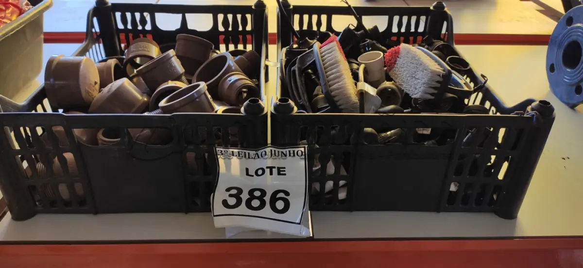 LOTE 386 - 01 LOTE COM CONEXÕES DIVERSAS E 01 LOTE COM BOCAIS PRA LÂMPADAS BULBO. (NO ESTADO) ATENÇÃO! FAZER A VISITAÇÃO ANTES DE ARREMATAR, NÃO SABEMOS SE FUNCIONA. LEILÃO NÃO TEM GARANTIA E NEM DEVOLUÇÃO, SUJEITO A POSSÍVEIS AVARIAS VISÍVEIS/OCULTAS E/OU AUSÊNCIA DE COMPONENTES.
