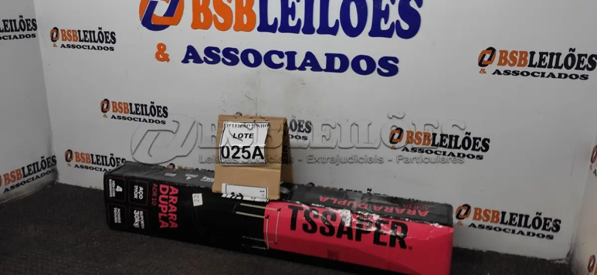 LOTE 025 - ARARA DUPLA MONTÁVEL  AÇO INOX SUPORTA 30KL 4 PÉS COM RODINHAS  POSSUI TRAVAS  TAMANHO A1.60CM L 0,94CM. (NO ESTADO) ATENÇÃO! FAZER A VISITAÇÃO ANTES DE ARREMATAR, NÃO SABEMOS SE FUNCIONA, LEILÃO NÃO TEM GARANTIA E NEM DEVOLUÇÃO, SUJEITO A POSSÍVEIS AVARIAS VISÍVEIS/OCULTAS E/OU AUSÊNCIA DE COMPONENTES. 