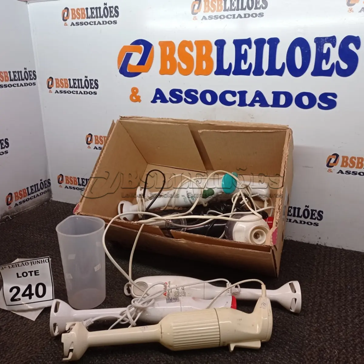 LOTE 240 - 01 LOTE COM VARIOS MIXERS. (NO ESTADO) ATENÇÃO! FAZER A VISITAÇÃO ANTES DE ARREMATAR, NÃO SABEMOS SE FUNCIONA, LEILÃO NÃO TEM GARANTIA E NEM DEVOLUÇÃO, SUJEITO A POSSÍVEIS AVARIAS VISÍVEIS/OCULTAS E/OU AUSÊNCIA DE COMPONENTES.