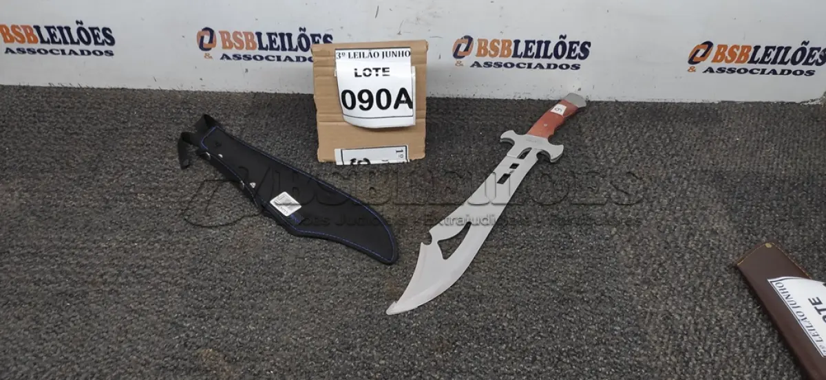 LOTE 090 - FACÃO  IMPORTADA AÇO INOXIDÁVEL CABO EM MADEIRA  FULL TANG BAINHA DE NYLON TAMANHO TOTAL 50CM PESO 526G JÁ AFIADA. (NO ESTADO) ATENÇÃO! FAZER A VISITAÇÃO ANTES DE ARREMATAR, NÃO SABEMOS SE FUNCIONA, LEILÃO NÃO TEM GARANTIA E NEM DEVOLUÇÃO, SUJEITO A POSSÍVEIS AVARIAS VISÍVEIS/OCULTAS E/OU AUSÊNCIA DE COMPONENTES.  