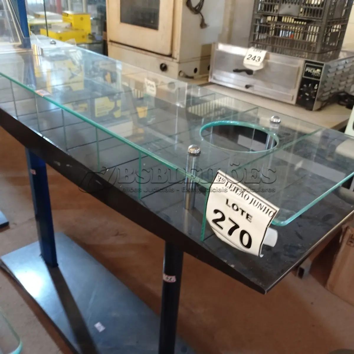 LOTE 270 - 01 EXPOSITOR DE VIDRO COM DIVISÃO. (NO ESTADO) ATENÇÃO! FAZER A VISITAÇÃO ANTES DE ARREMATAR, NÃO SABEMOS SE FUNCIONA, LEILÃO NÃO TEM GARANTIA E NEM DEVOLUÇÃO, SUJEITO A POSSÍVEIS AVARIAS VISÍVEIS/OCULTAS E/OU AUSÊNCIA DE COMPONENTES.