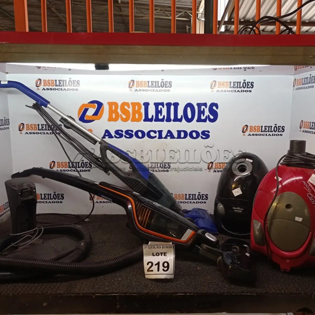 LOTE 219 - 04 ASPIRADORES DE PÓ DIVERSOS. (NO ESTADO) ATENÇÃO! FAZER A VISITAÇÃO ANTES DE ARREMATAR, NÃO SABEMOS SE FUNCIONA. LEILÃO NÃO TEM GARANTIA E NEM DEVOLUÇÃO, SUJEITO A POSSÍVEIS AVARIAS VISÍVEIS/OCULTAS E/OU AUSÊNCIA DE COMPONENTES.