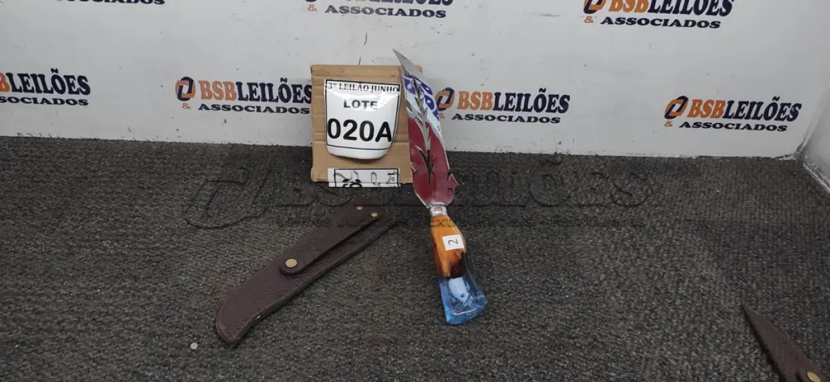 LOTE 020 - FACA ARTESANAL AÇO INOX  EM FORMATO DE FOLHA 10 POLEGADAS CABO HIBRIDO MADEIRA E RESINA  BAINHA DE COURO LEGITIMO  TAMANHO TOTAL 39CM PESO 285G JÁ AFIADA. (NO ESTADO) ATENÇÃO! FAZER A VISITAÇÃO ANTES DE ARREMATAR, NÃO SABEMOS SE FUNCIONA, LEILÃO NÃO TEM GARANTIA E NEM DEVOLUÇÃO, SUJEITO A POSSÍVEIS AVARIAS VISÍVEIS/OCULTAS E/OU AUSÊNCIA DE COMPONENTES.