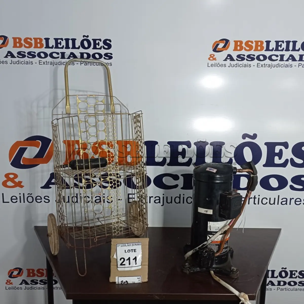 LOTE 211 - 01 COMPRESSOR PARA AR CONDICIONADO E 01 CARRINHO DE FEIRA. (NO ESTADO) ATENÇÃO! FAZER A VISITAÇÃO ANTES DE ARREMATAR, NÃO SABEMOS SE FUNCIONA, LEILÃO NÃO TEM GARANTIA E NEM DEVOLUÇÃO, SUJEITO A POSSÍVEIS AVARIAS VISÍVEIS/OCULTAS E/OU AUSÊNCIA DE COMPONENTES.