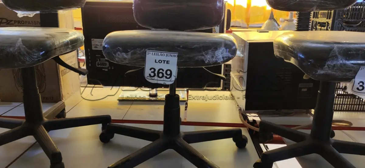 LOTE 369 - 01 CADEIRA PARA ESCRITÓRIO. (NO ESTADO) ATENÇÃO! FAZER A VISITAÇÃO ANTES DE ARREMATAR, NÃO SABEMOS SE FUNCIONA, LEILÃO NÃO TEM GARANTIA E NEM DEVOLUÇÃO, SUJEITO A POSSÍVEIS AVARIAS VISÍVEIS/OCULTAS E/OU AUSÊNCIA DE COMPONENTES.