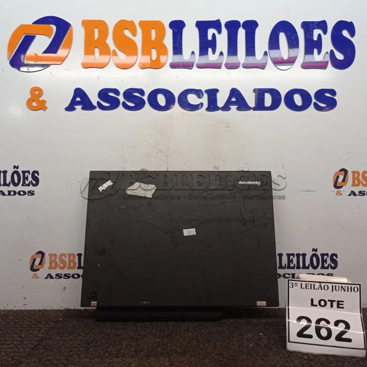 LOTE 262 - 01 NOTEBOOK MARCA LENOVO. (NO ESTADO) ATENÇÃO! FAZER A VISITAÇÃO ANTES DE ARREMATAR, NÃO SABEMOS SE FUNCIONA, LEILÃO NÃO TEM GARANTIA E NEM DEVOLUÇÃO, SUJEITO A POSSÍVEIS AVARIAS VISÍVEIS/OCULTAS E/OU AUSÊNCIA DE COMPONENTES.