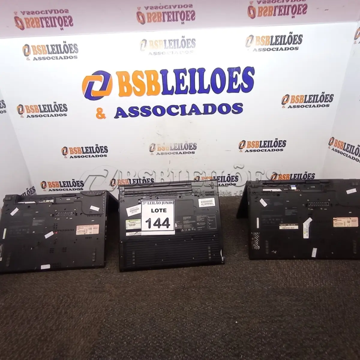 LOTE 144 - 03 NOTEBOOKS MARCA IBM. (NO ESTADO) ATENÇÃO! FAZER A VISITAÇÃO ANTES DE ARREMATAR, NÃO SABEMOS SE FUNCIONA, LEILÃO NÃO TEM GARANTIA E NEM DEVOLUÇÃO, SUJEITO A POSSÍVEIS AVARIAS VISÍVEIS/OCULTAS E/OU AUSÊNCIA DE COMPONENTES.