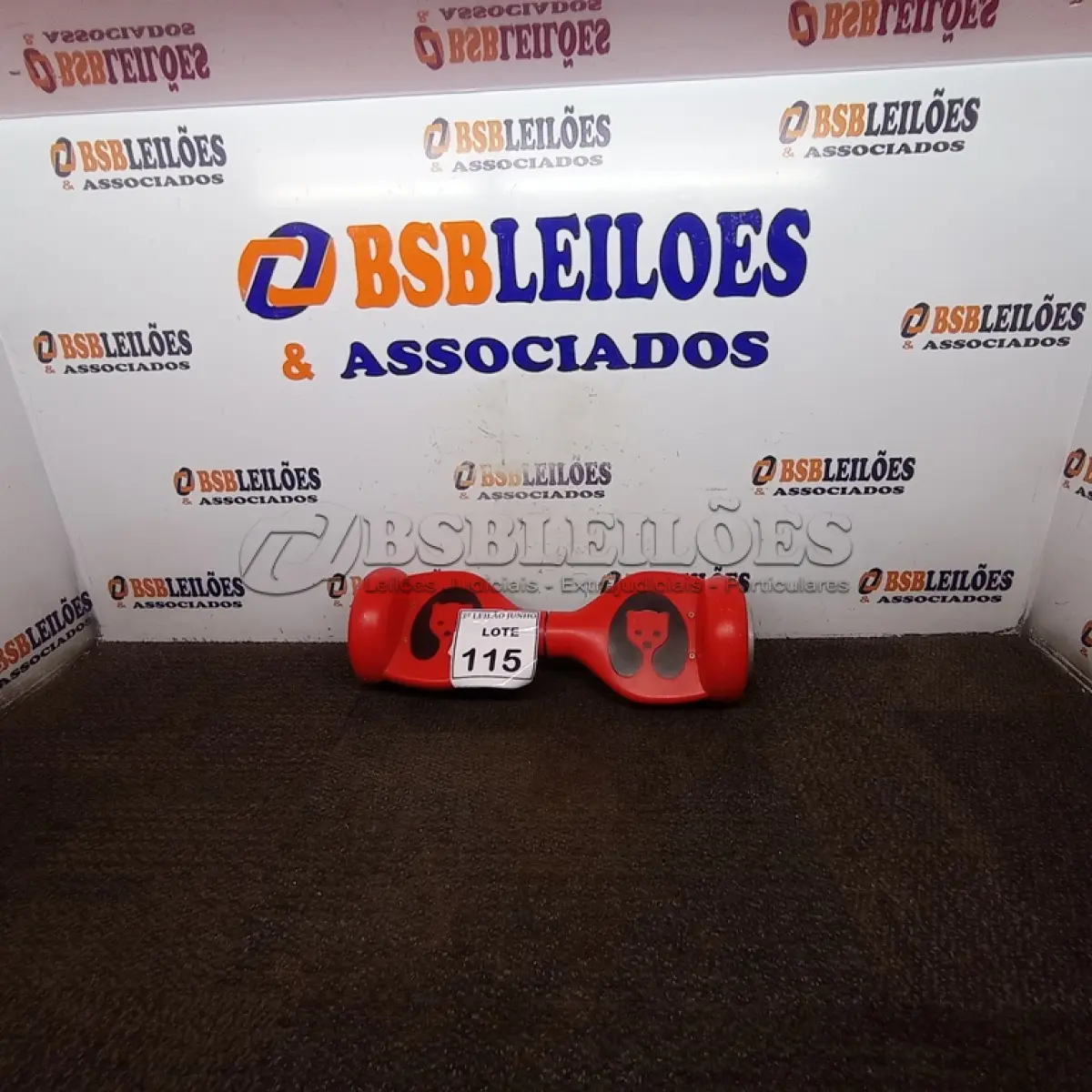 LOTE 115 - 01 HOVERBOARD NA COR VERMELHA. (NO ESTADO) ATENÇÃO! FAZER A VISITAÇÃO ANTES DE ARREMATAR, NÃO SABEMOS SE FUNCIONA, LEILÃO NÃO TEM GARANTIA E NEM DEVOLUÇÃO, SUJEITO A POSSÍVEIS AVARIAS VISÍVEIS/OCULTAS E/OU AUSÊNCIA DE COMPONENTES.