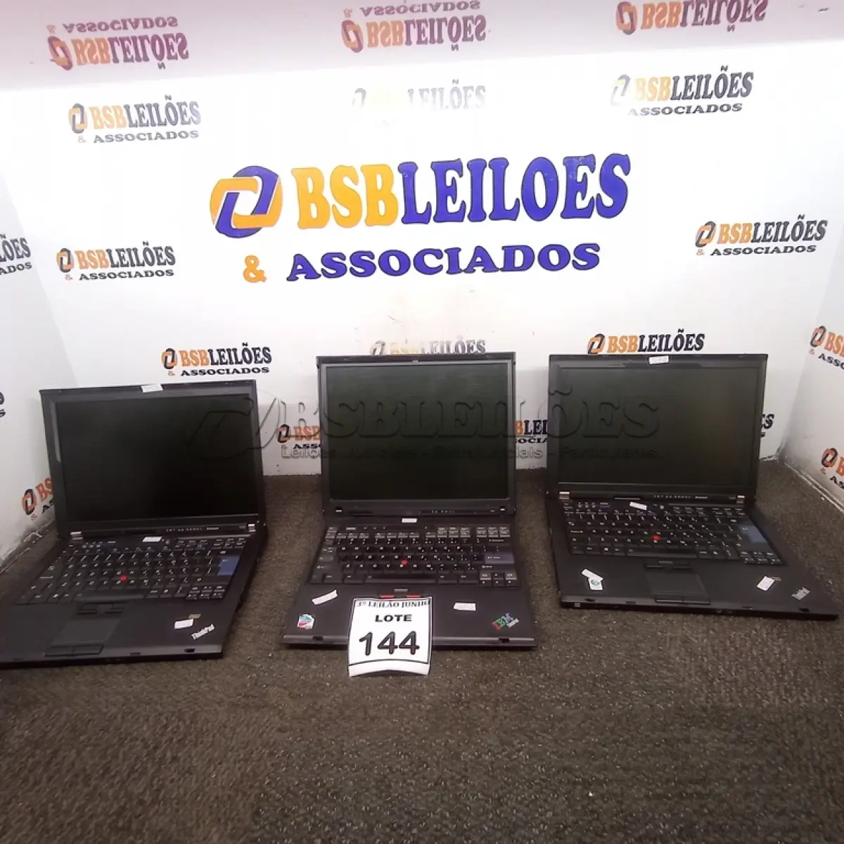 LOTE 144 - 03 NOTEBOOKS MARCA IBM. (NO ESTADO) ATENÇÃO! FAZER A VISITAÇÃO ANTES DE ARREMATAR, NÃO SABEMOS SE FUNCIONA, LEILÃO NÃO TEM GARANTIA E NEM DEVOLUÇÃO, SUJEITO A POSSÍVEIS AVARIAS VISÍVEIS/OCULTAS E/OU AUSÊNCIA DE COMPONENTES.