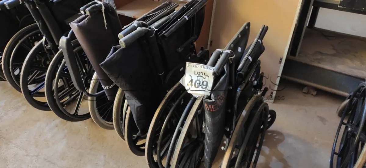 LOTE 409 - 03 CADEIRAS DE RODAS. (NO ESTADO) ATENÇÃO! FAZER A VISITAÇÃO ANTES DE ARREMATAR, NÃO SABEMOS SE FUNCIONA, LEILÃO NÃO TEM GARANTIA E NEM DEVOLUÇÃO, SUJEITO A POSSÍVEIS AVARIAS VISÍVEIS/OCULTAS E/OU AUSÊNCIA DE COMPONENTES.