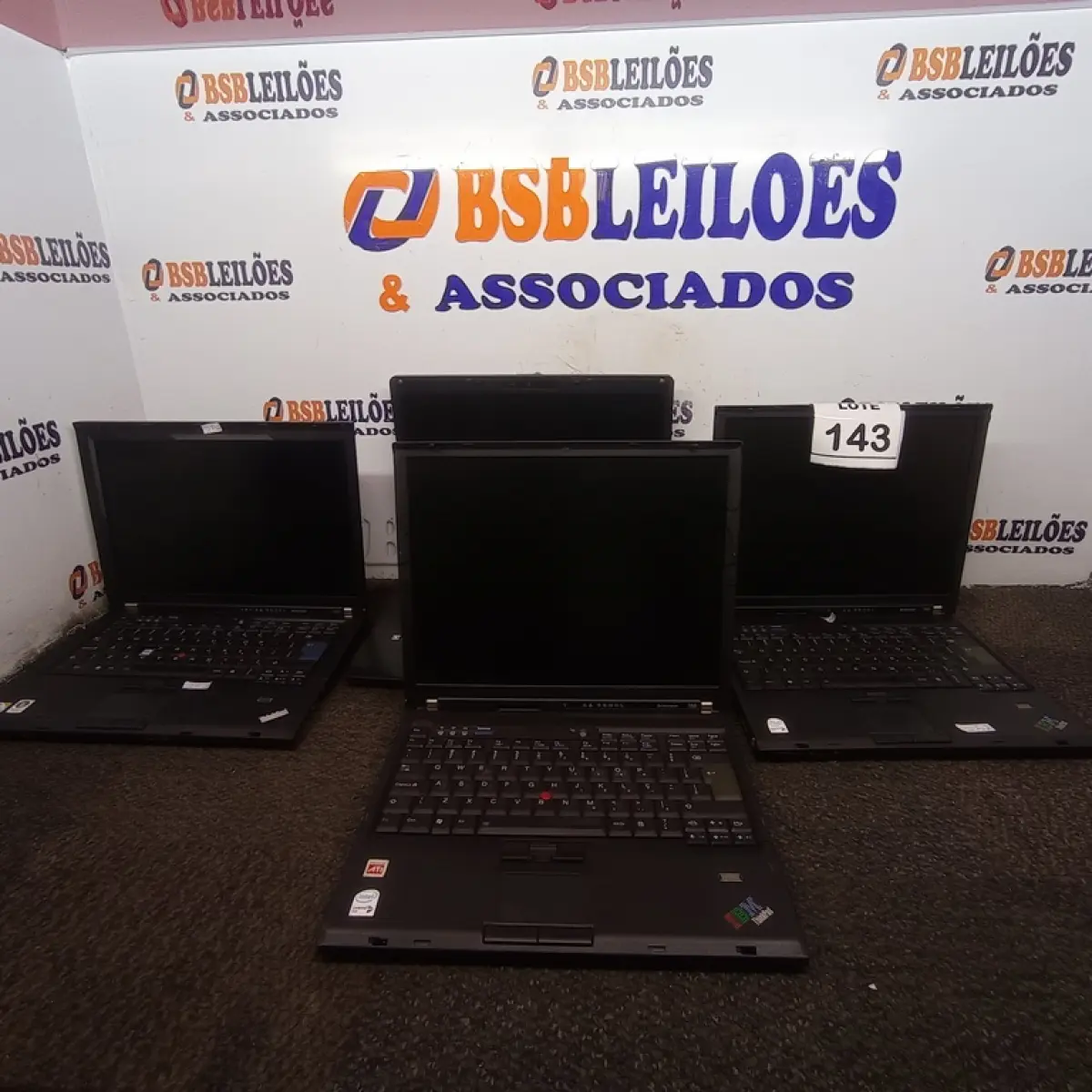 LOTE 143 - 03 NOTEBOOKS MARCA IBM E 01 NOTEBOOK MARCA ITAUTEC. (NO ESTADO) ATENÇÃO! FAZER A VISITAÇÃO ANTES DE ARREMATAR, NÃO SABEMOS SE FUNCIONA, LEILÃO NÃO TEM GARANTIA E NEM DEVOLUÇÃO, SUJEITO A POSSÍVEIS AVARIAS VISÍVEIS/OCULTAS E/OU AUSÊNCIA DE COMPONENTES.
