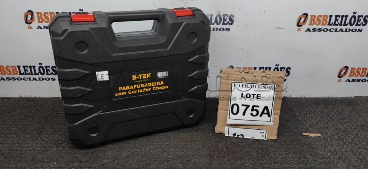 LOTE 075 - PARAFUSADEIRA 48V A BATERIAS E ADAPTADOR CORTADOR DE CHAPA COM MALETA. (NO ESTADO) ATENÇÃO! FAZER A VISITAÇÃO ANTES DE ARREMATAR, NÃO SABEMOS SE FUNCIONA, LEILÃO NÃO TEM GARANTIA E NEM DEVOLUÇÃO, SUJEITO A POSSÍVEIS AVARIAS VISÍVEIS/OCULTAS E/OU AUSÊNCIA DE COMPONENTES. 
