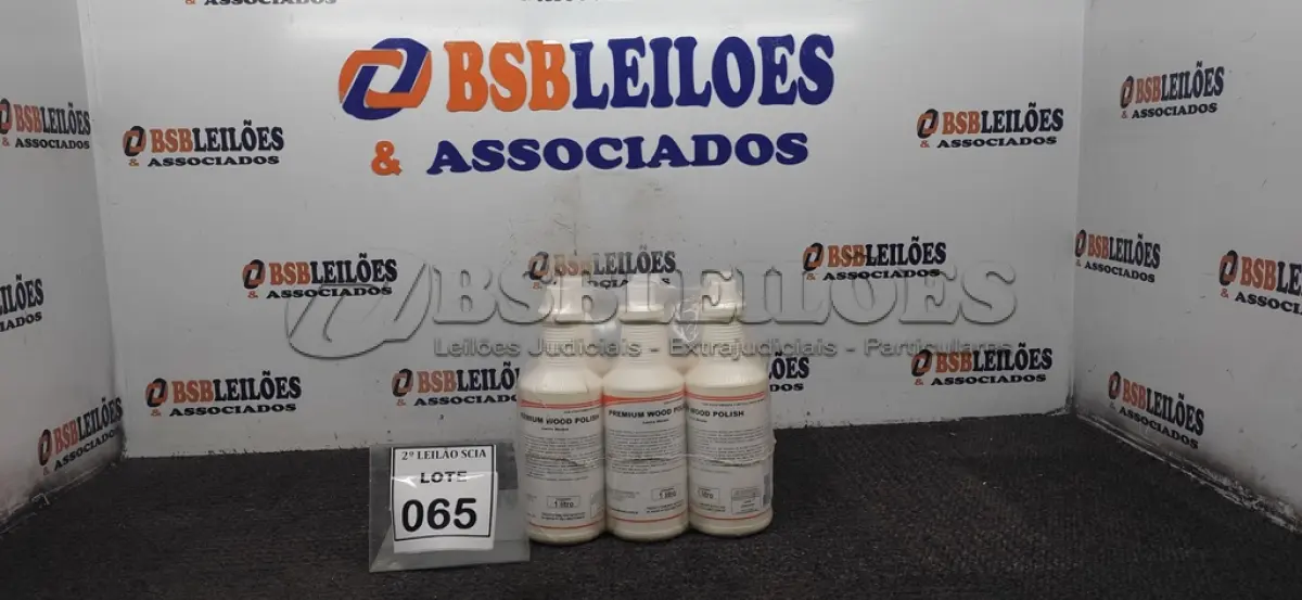 LOTE 065 - 06 LUSTRA MÓVEIS COM 1L CADA. (NO ESTADO) ATENÇÃO! FAZER A VISITAÇÃO ANTES DE ARREMATAR, NÃO SABEMOS SE FUNCIONA. LEILÃO NÃO TEM GARANTIA E NEM DEVOLUÇÃO, SUJEITO A POSSÍVEIS AVARIAS VISÍVEIS/OCULTAS E/OU AUSÊNCIA DE COMPONENTES.