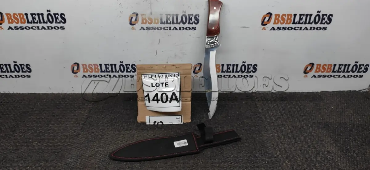 LOTE 140 - FACA IMPORTADA AÇO INOXIDÁVEL CABO EM MADEIRA COM DETALHE DE ESCORPIÃO NA GUARDA  FULL TANG BAINHA DE NYLON TAMANHO TOTAL 32CM PESO 390G JÁ AFIADA. (NO ESTADO) ATENÇÃO! FAZER A VISITAÇÃO ANTES DE ARREMATAR, NÃO SABEMOS SE FUNCIONA, LEILÃO NÃO TEM GARANTIA E NEM DEVOLUÇÃO, SUJEITO A POSSÍVEIS AVARIAS VISÍVEIS/OCULTAS E/OU AUSÊNCIA DE COMPONENTES.  