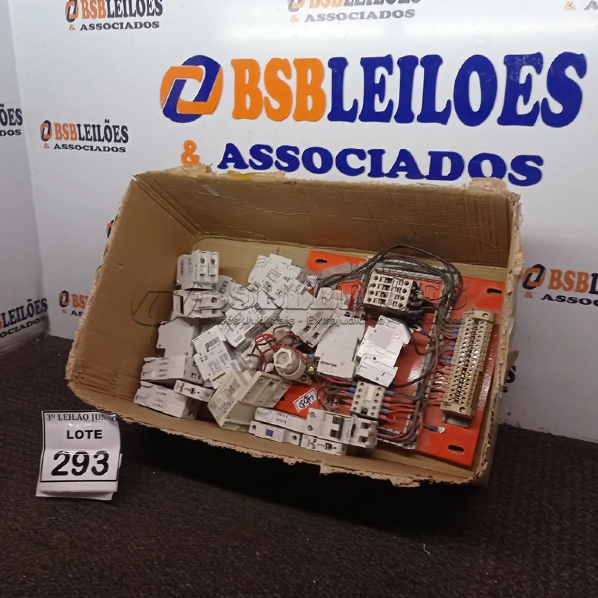 LOTE 293 - 01 LOTE COM VÁRIOS DISJUNTORES DE TAMANHOS E MODELOS DIVERSOS. (NO ESTADO) ATENÇÃO! FAZER A VISITAÇÃO ANTES DE ARREMATAR, NÃO SABEMOS SE FUNCIONA, LEILÃO NÃO TEM GARANTIA E NEM DEVOLUÇÃO, SUJEITO A POSSÍVEIS AVARIAS VISÍVEIS/OCULTAS E/OU AUSÊNCIA DE COMPONENTES.