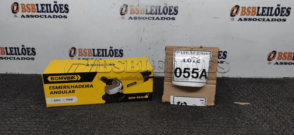 LOTE 055 - ESMERILHADEIRA ANGULAR 220V 710W  ACESSÓRIOS 1CHAVE 1PROTETOR 1MANOPLA. (NO ESTADO) ATENÇÃO! FAZER A VISITAÇÃO ANTES DE ARREMATAR, NÃO SABEMOS SE FUNCIONA, LEILÃO NÃO TEM GARANTIA E NEM DEVOLUÇÃO, SUJEITO A POSSÍVEIS AVARIAS VISÍVEIS/OCULTAS E/OU AUSÊNCIA DE COMPONENTES. 