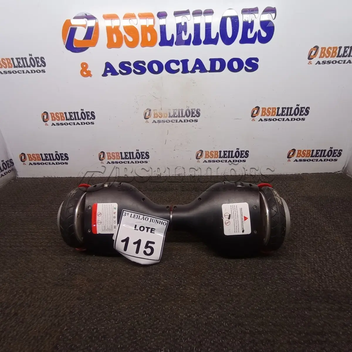 LOTE 115 - 01 HOVERBOARD NA COR VERMELHA. (NO ESTADO) ATENÇÃO! FAZER A VISITAÇÃO ANTES DE ARREMATAR, NÃO SABEMOS SE FUNCIONA, LEILÃO NÃO TEM GARANTIA E NEM DEVOLUÇÃO, SUJEITO A POSSÍVEIS AVARIAS VISÍVEIS/OCULTAS E/OU AUSÊNCIA DE COMPONENTES.
