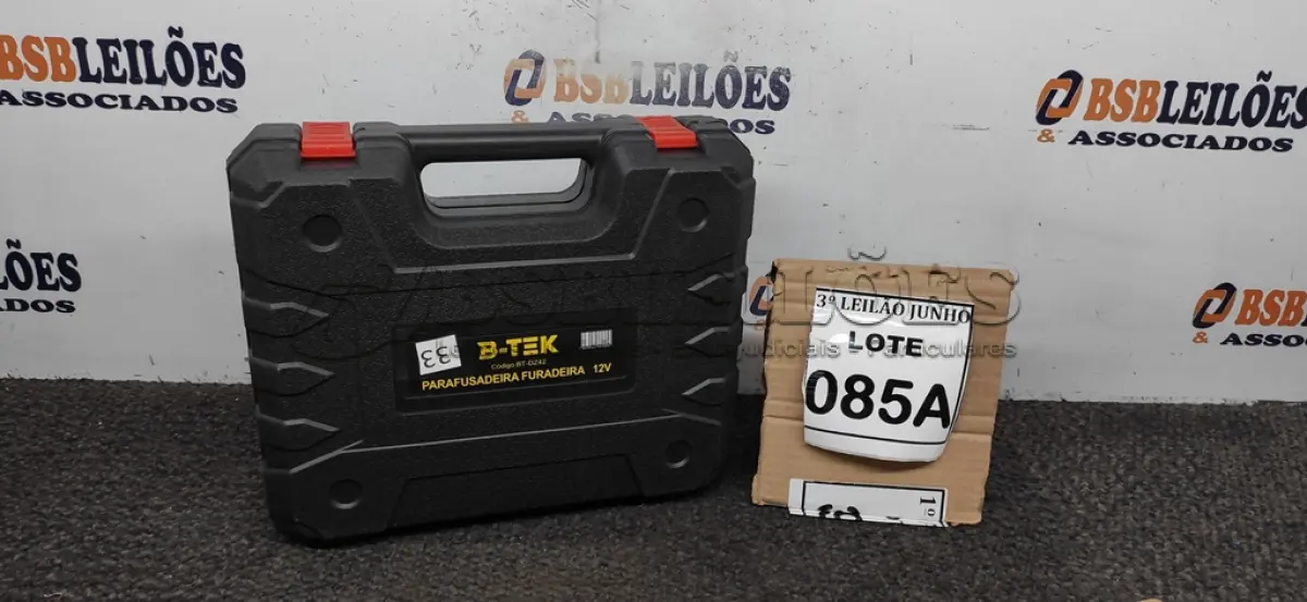 LOTE 085 - PARAFUSADEIRA   BTEK 12V COM MALETA E ACESSÓRIOS. (NO ESTADO) ATENÇÃO! FAZER A VISITAÇÃO ANTES DE ARREMATAR, NÃO SABEMOS SE FUNCIONA, LEILÃO NÃO TEM GARANTIA E NEM DEVOLUÇÃO, SUJEITO A POSSÍVEIS AVARIAS VISÍVEIS/OCULTAS E/OU AUSÊNCIA DE COMPONENTES. 