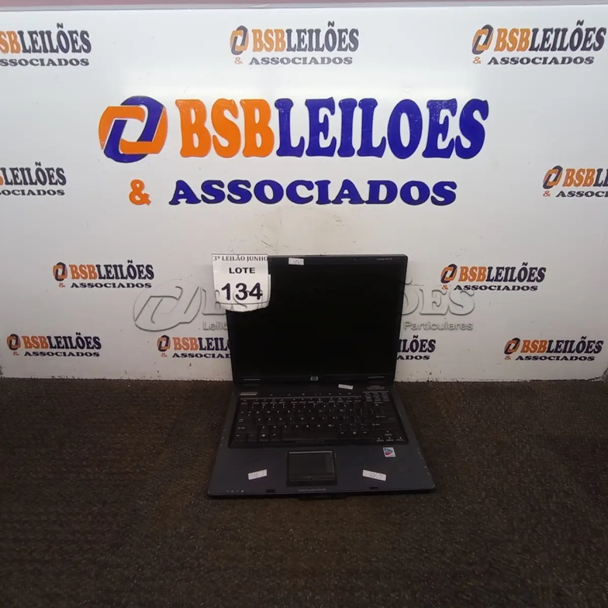 LOTE 134 - 01 NOTEBOOK MARCA HP. (NO ESTADO) ATENÇÃO! FAZER A VISITAÇÃO ANTES DE ARREMATAR, NÃO SABEMOS SE FUNCIONA, LEILÃO NÃO TEM GARANTIA E NEM DEVOLUÇÃO, SUJEITO A POSSÍVEIS AVARIAS VISÍVEIS/OCULTAS E/OU AUSÊNCIA DE COMPONENTES.