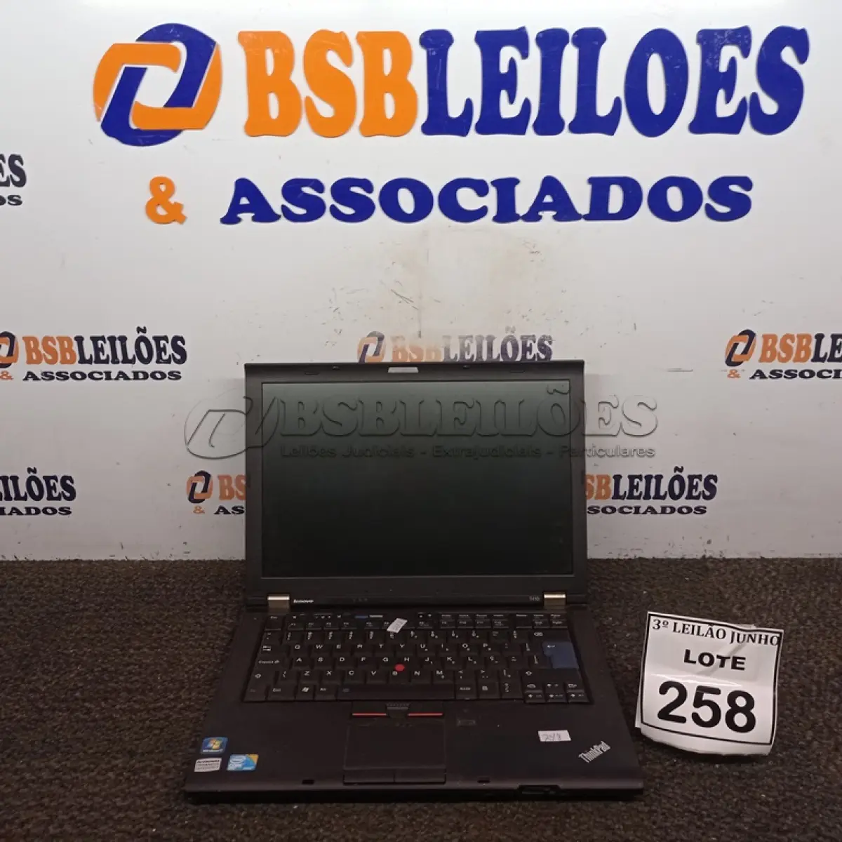 LOTE 258 - 01 NOTEBOOK MARCA LENOVO. (NO ESTADO) ATENÇÃO! FAZER A VISITAÇÃO ANTES DE ARREMATAR, NÃO SABEMOS SE FUNCIONA, LEILÃO NÃO TEM GARANTIA E NEM DEVOLUÇÃO, SUJEITO A POSSÍVEIS AVARIAS VISÍVEIS/OCULTAS E/OU AUSÊNCIA DE COMPONENTES.