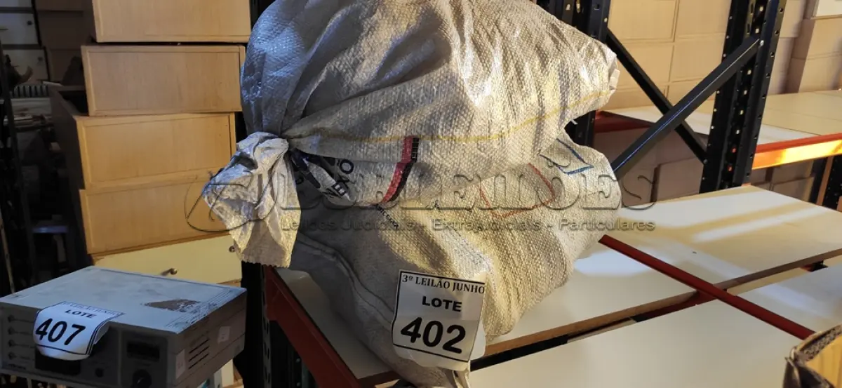 LOTE 402 - 63 CAPAS 75MM E 15 LUVAS DE CORRER 100MM. (NO ESTADO) ATENÇÃO! FAZER A VISITAÇÃO ANTES DE ARREMATAR, NÃO SABEMOS SE FUNCIONA. LEILÃO NÃO TEM GARANTIA E NEM DEVOLUÇÃO, SUJEITO A POSSÍVEIS AVARIAS VISÍVEIS/OCULTAS E/OU AUSÊNCIA DE COMPONENTES.