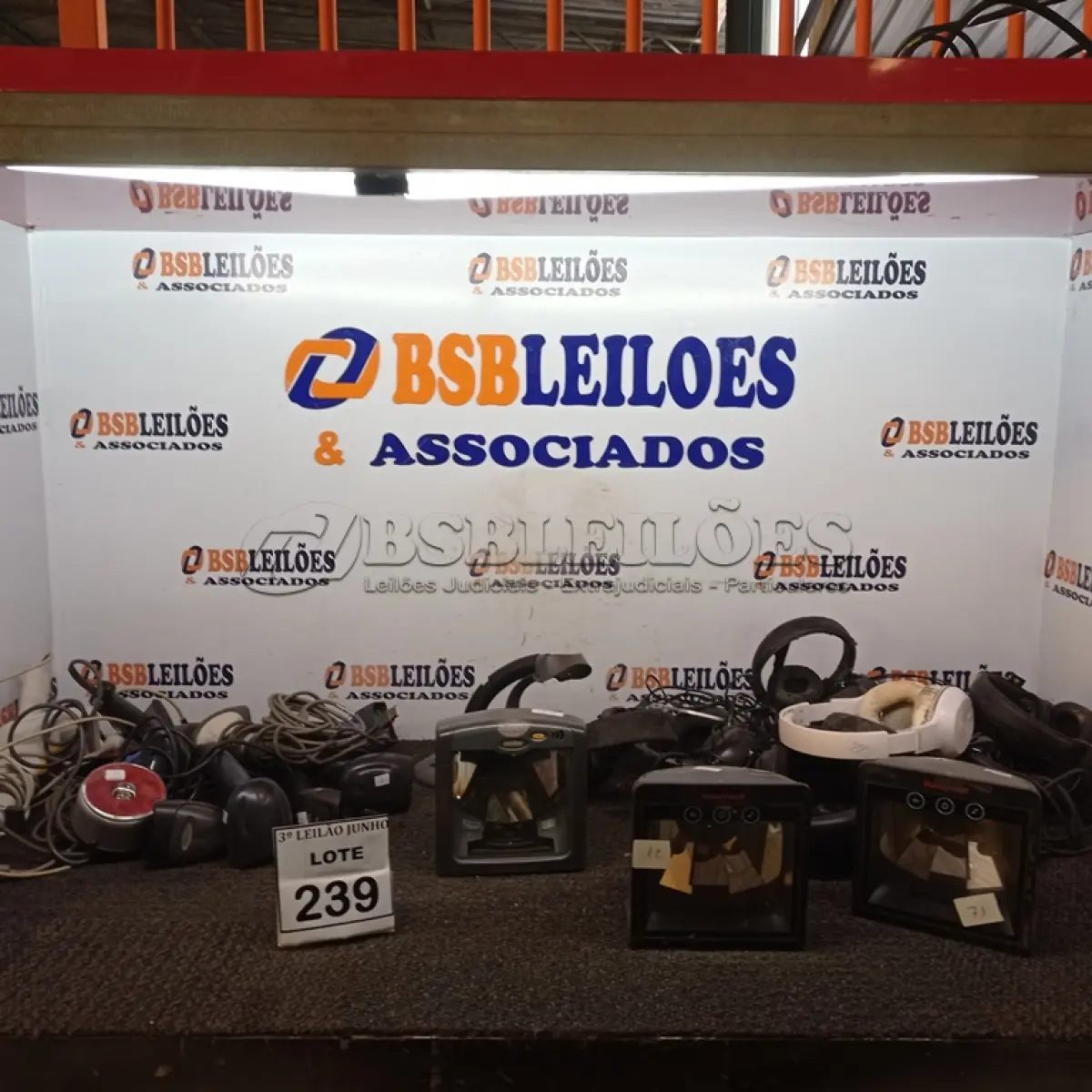 LOTE 239 - 03 LEITORAS DE CODIGOS DE BARRA E VARIOS FONES DE OUVIDO. (NO ESTADO) ATENÇÃO! FAZER A VISITAÇÃO ANTES DE ARREMATAR, NÃO SABEMOS SE FUNCIONA, LEILÃO NÃO TEM GARANTIA E NEM DEVOLUÇÃO, SUJEITO A POSSÍVEIS AVARIAS VISÍVEIS/OCULTAS E/OU AUSÊNCIA DE COMPONENTES.