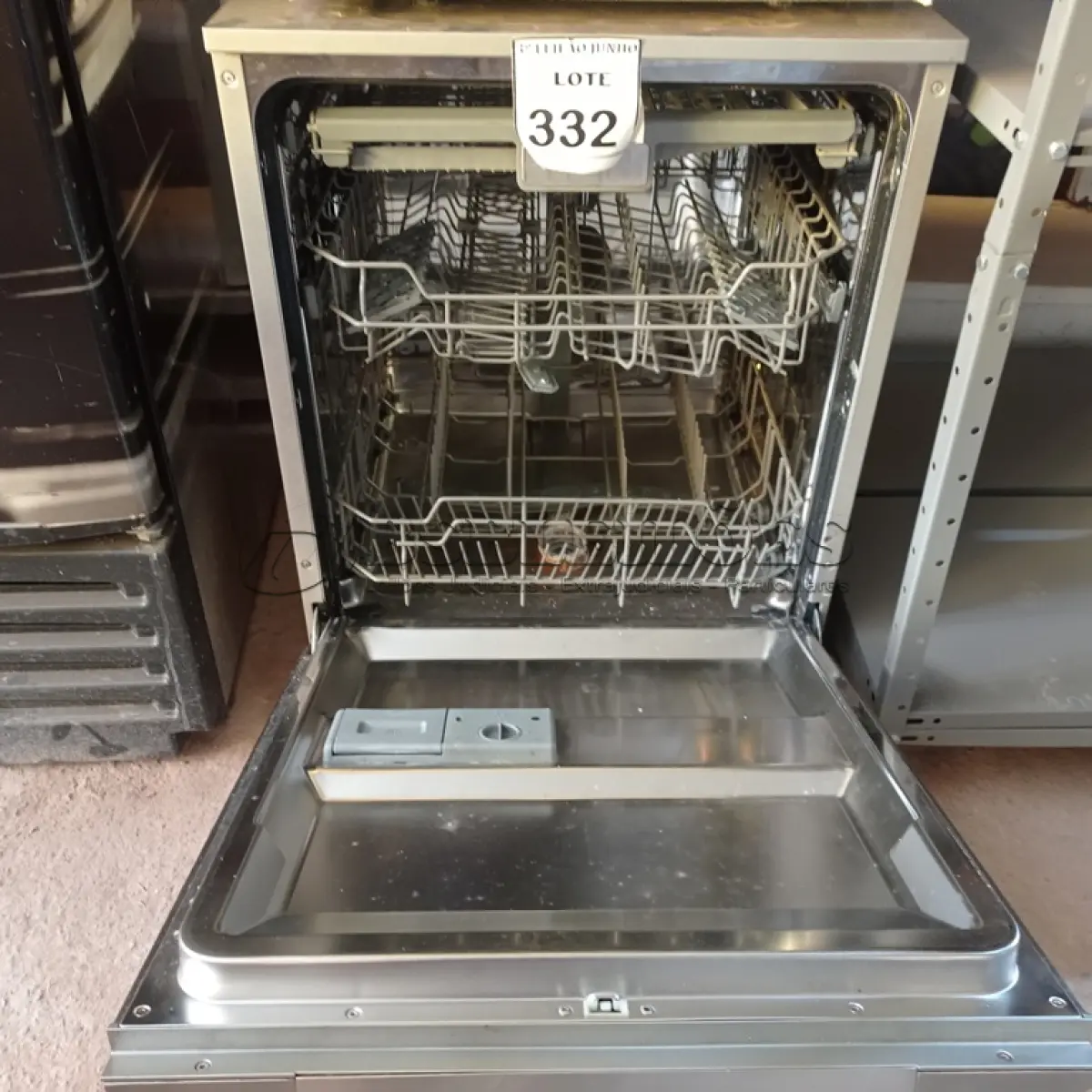 LOTE 332 - 01 LAVA LOUÇA ELECTROLUX. (NO ESTADO) ATENÇÃO! FAZER A VISITAÇÃO ANTES DE ARREMATAR, NÃO SABEMOS SE FUNCIONA, LEILÃO NÃO TEM GARANTIA E NEM DEVOLUÇÃO, SUJEITO A POSSÍVEIS AVARIAS VISÍVEIS/OCULTAS E/OU AUSÊNCIA DE COMPONENTES.