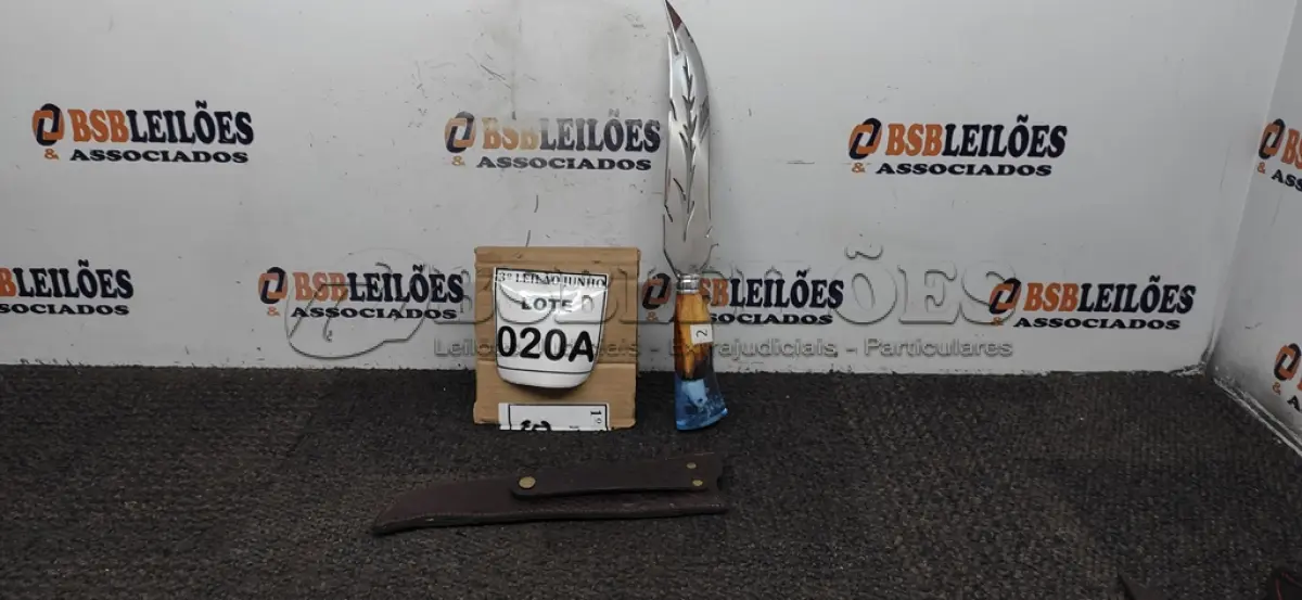 LOTE 020 - FACA ARTESANAL AÇO INOX  EM FORMATO DE FOLHA 10 POLEGADAS CABO HIBRIDO MADEIRA E RESINA  BAINHA DE COURO LEGITIMO  TAMANHO TOTAL 39CM PESO 285G JÁ AFIADA. (NO ESTADO) ATENÇÃO! FAZER A VISITAÇÃO ANTES DE ARREMATAR, NÃO SABEMOS SE FUNCIONA, LEILÃO NÃO TEM GARANTIA E NEM DEVOLUÇÃO, SUJEITO A POSSÍVEIS AVARIAS VISÍVEIS/OCULTAS E/OU AUSÊNCIA DE COMPONENTES.