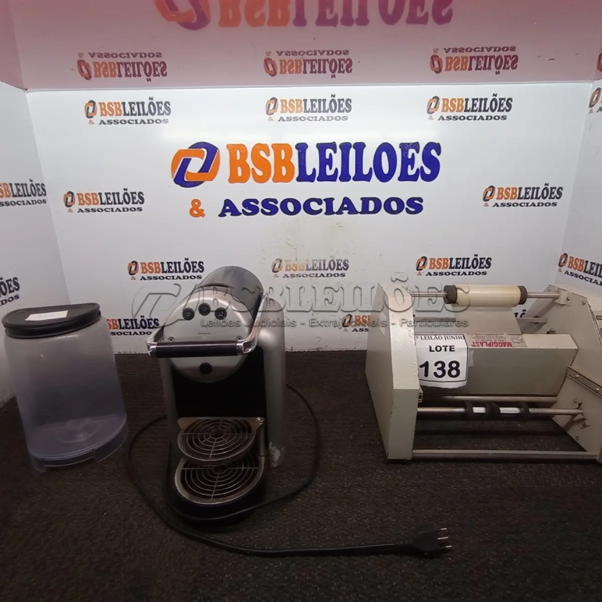 LOTE 138 - 01 SELADORA E 01 MÁQUINA DE CAFÉ EXPRESSO. (NO ESTADO) ATENÇÃO! FAZER A VISITAÇÃO ANTES DE ARREMATAR, NÃO SABEMOS SE FUNCIONA, LEILÃO NÃO TEM GARANTIA E NEM DEVOLUÇÃO, SUJEITO A POSSÍVEIS AVARIAS VISÍVEIS/OCULTAS E/OU AUSÊNCIA DE COMPONENTES.