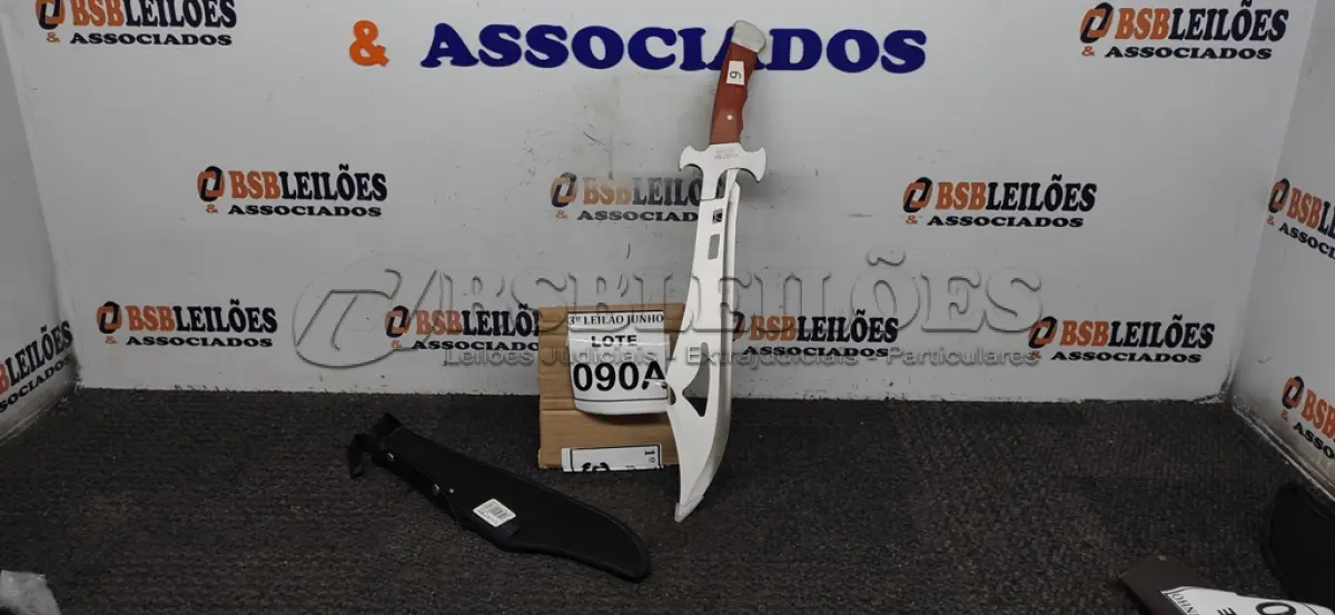 LOTE 090 - FACÃO  IMPORTADA AÇO INOXIDÁVEL CABO EM MADEIRA  FULL TANG BAINHA DE NYLON TAMANHO TOTAL 50CM PESO 526G JÁ AFIADA. (NO ESTADO) ATENÇÃO! FAZER A VISITAÇÃO ANTES DE ARREMATAR, NÃO SABEMOS SE FUNCIONA, LEILÃO NÃO TEM GARANTIA E NEM DEVOLUÇÃO, SUJEITO A POSSÍVEIS AVARIAS VISÍVEIS/OCULTAS E/OU AUSÊNCIA DE COMPONENTES.  