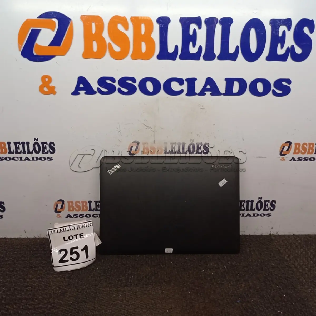 LOTE 251 - 01 NOTEBOOK MARCA LENOVO. (NO ESTADO) ATENÇÃO! FAZER A VISITAÇÃO ANTES DE ARREMATAR, NÃO SABEMOS SE FUNCIONA, LEILÃO NÃO TEM GARANTIA E NEM DEVOLUÇÃO, SUJEITO A POSSÍVEIS AVARIAS VISÍVEIS/OCULTAS E/OU AUSÊNCIA DE COMPONENTES.