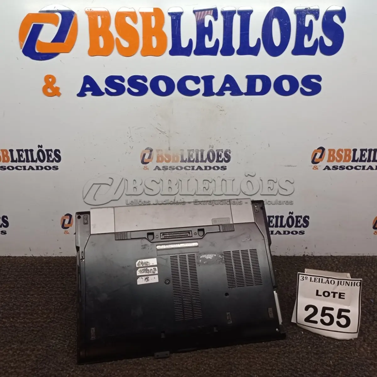LOTE 255 - 01 NOTEBOOK MARCA DELL. (NO ESTADO) ATENÇÃO! FAZER A VISITAÇÃO ANTES DE ARREMATAR, NÃO SABEMOS SE FUNCIONA, LEILÃO NÃO TEM GARANTIA E NEM DEVOLUÇÃO, SUJEITO A POSSÍVEIS AVARIAS VISÍVEIS/OCULTAS E/OU AUSÊNCIA DE COMPONENTES.