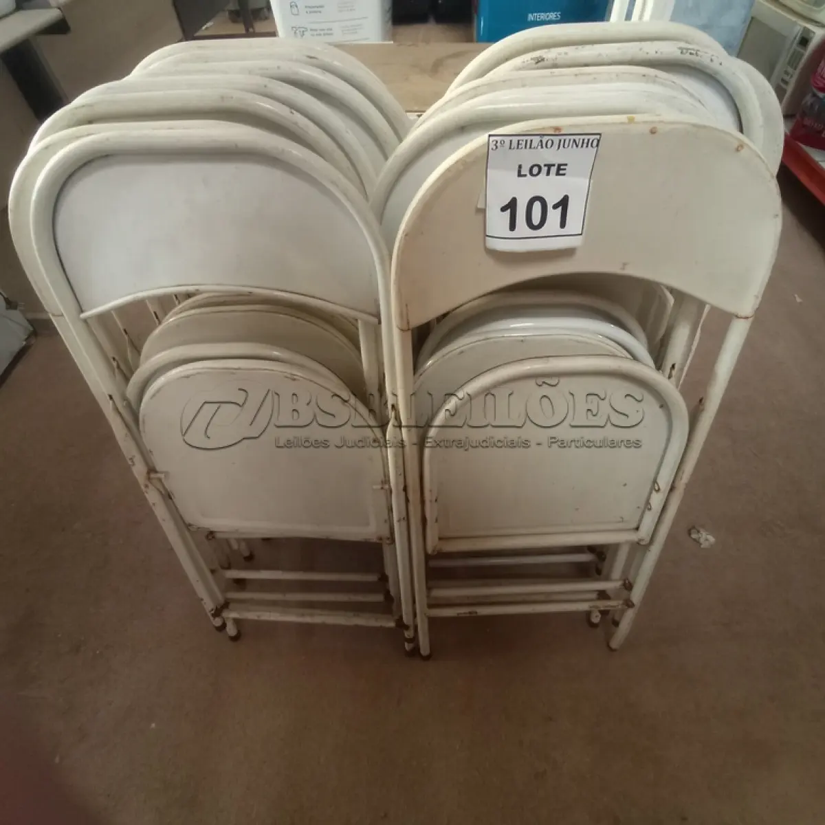 LOTE 101 - 14 CADEIRAS DOBRÁVEIS DE FERRO. (NO ESTADO) ATENÇÃO! FAZER A VISITAÇÃO ANTES DE ARREMATAR, NÃO SABEMOS SE FUNCIONA, LEILÃO NÃO TEM GARANTIA E NEM DEVOLUÇÃO, SUJEITO A POSSÍVEIS AVARIAS VISÍVEIS/OCULTAS E/OU AUSÊNCIA DE COMPONENTES.