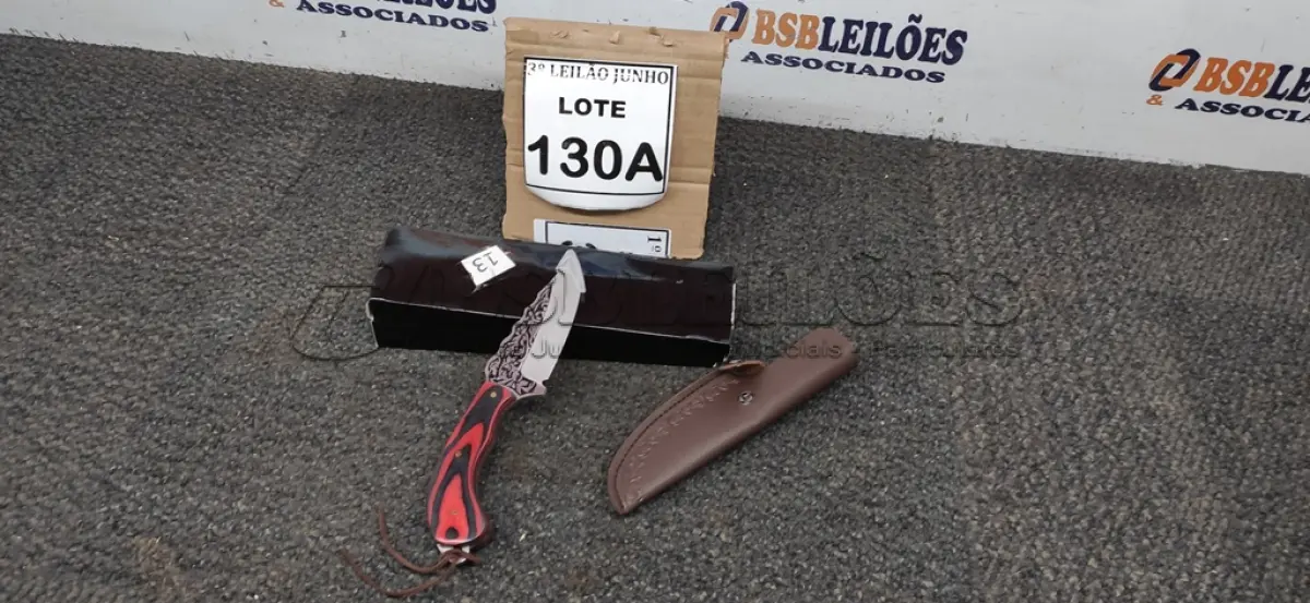 LOTE 130 - FACA IMPORTADA AÇO INOXIDÁVEL CABO EM MADEIRA  FULL TANG BAINHA DE NAPA  TAMANHO TOTAL 20CM PESO 180G JÁ AFIADA . (NO ESTADO) ATENÇÃO! FAZER A VISITAÇÃO ANTES DE ARREMATAR, NÃO SABEMOS SE FUNCIONA, LEILÃO NÃO TEM GARANTIA E NEM DEVOLUÇÃO, SUJEITO A POSSÍVEIS AVARIAS VISÍVEIS/OCULTAS E/OU AUSÊNCIA DE COMPONENTES. 