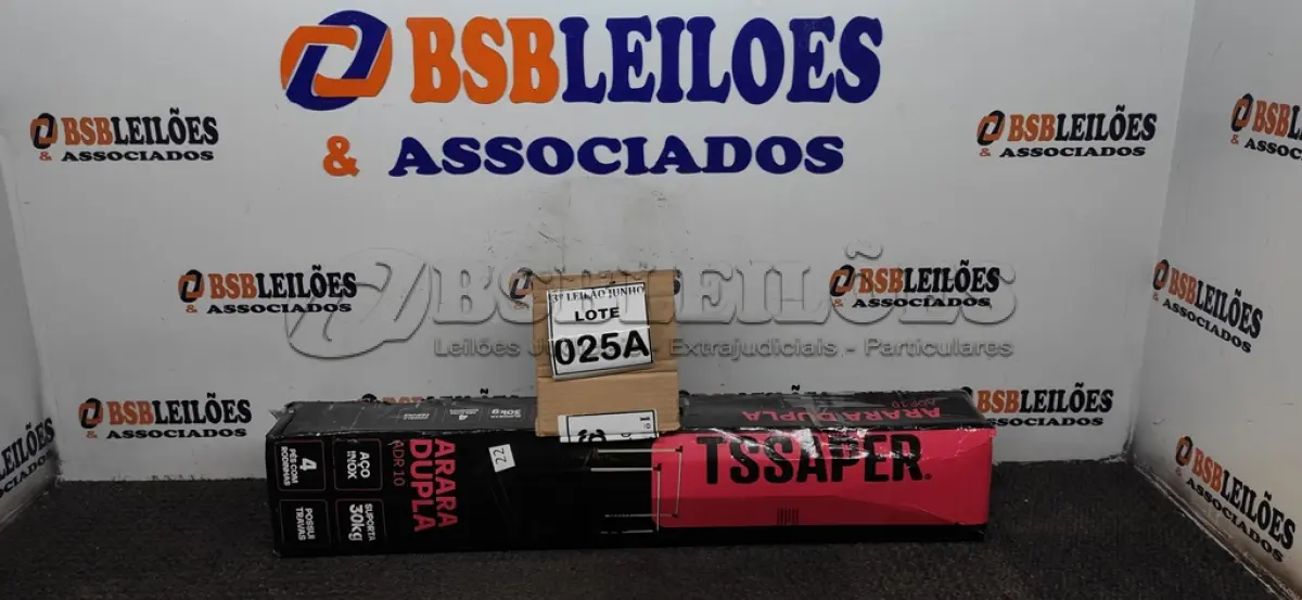 LOTE 025 - ARARA DUPLA MONTÁVEL  AÇO INOX SUPORTA 30KL 4 PÉS COM RODINHAS  POSSUI TRAVAS  TAMANHO A1.60CM L 0,94CM. (NO ESTADO) ATENÇÃO! FAZER A VISITAÇÃO ANTES DE ARREMATAR, NÃO SABEMOS SE FUNCIONA, LEILÃO NÃO TEM GARANTIA E NEM DEVOLUÇÃO, SUJEITO A POSSÍVEIS AVARIAS VISÍVEIS/OCULTAS E/OU AUSÊNCIA DE COMPONENTES. 