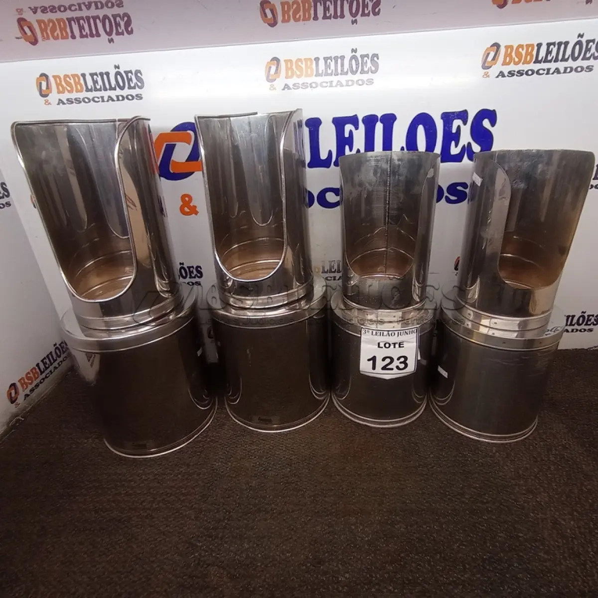 LOTE 123 - 04 SUPORTES DE EXTINTORES. (NO ESTADO) ATENÇÃO! FAZER A VISITAÇÃO ANTES DE ARREMATAR, NÃO SABEMOS SE FUNCIONA, LEILÃO NÃO TEM GARANTIA E NEM DEVOLUÇÃO, SUJEITO A POSSÍVEIS AVARIAS VISÍVEIS/OCULTAS E/OU AUSÊNCIA DE COMPONENTES.