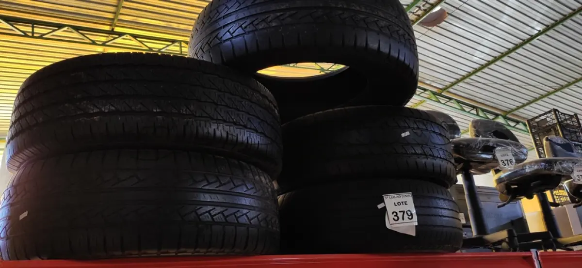 LOTE 379 - 05 PNEUS USADOS 265-65 ARO 17. (NO ESTADO) ATENÇÃO! FAZER A VISITAÇÃO ANTES DE ARREMATAR, NÃO SABEMOS SE FUNCIONA. LEILÃO NÃO TEM GARANTIA E NEM DEVOLUÇÃO, SUJEITO A POSSÍVEIS AVARIAS VISÍVEIS/OCULTAS E/OU AUSÊNCIA DE COMPONENTES.