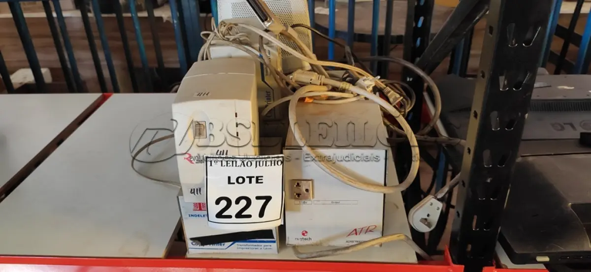 LOTE 227 - 05 TRANSFORMADORES, 01 CAIXA DE SOM E 01 ESTABILIZADOR. (NO ESTADO) ATENÇÃO! FAZER A VISITAÇÃO ANTES DE ARREMATAR, NÃO SABEMOS SE FUNCIONA. LEILÃO NÃO TEM GARANTIA E NEM DEVOLUÇÃO, SUJEITO A POSSÍVEIS AVARIAS VISÍVEIS/OCULTAS E/OU AUSÊNCIA DE COMPONENTES.