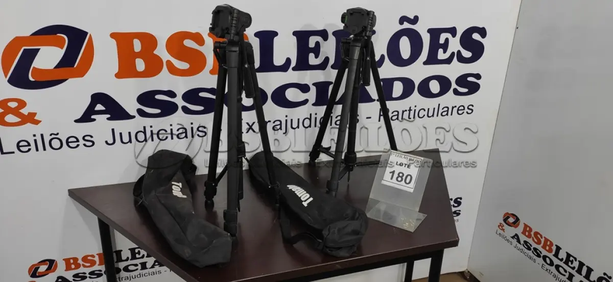 LOTE 180 - 02 TRIPÉS PARA CÂMERAS FOTOGRÁFICAS MARCA TOMATE E LUCACELL. (NO ESTADO) ATENÇÃO! FAZER A VISITAÇÃO ANTES DE ARREMATAR, NÃO SABEMOS SE FUNCIONA. LEILÃO NÃO TEM GARANTIA E NEM DEVOLUÇÃO, SUJEITO A POSSÍVEIS AVARIAS VISÍVEIS/OCULTAS E/OU AUSÊNCIA DE COMPONENTES.