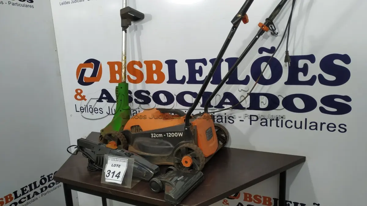 LOTE 314 - 01 CORTADOR DE GRAMA ELÉTRICO, 01 ROÇADEIRA ELÉTRICA E 01 ASPIRADOR DE PÓ DE MÃO. (NO ESTADO) ATENÇÃO! FAZER A VISITAÇÃO ANTES DE ARREMATAR, NÃO SABEMOS SE FUNCIONA. LEILÃO NÃO TEM GARANTIA E NEM DEVOLUÇÃO, SUJEITO A POSSÍVEIS AVARIAS VISÍVEIS/OCULTAS E/OU AUSÊNCIA DE COMPONENTES.